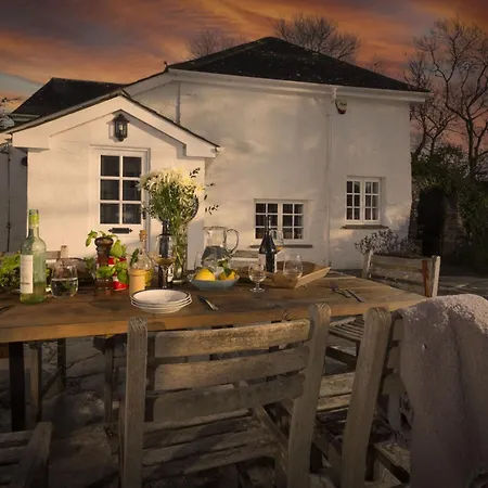 Sparnal Stitch And The Hideaway Holiday home *