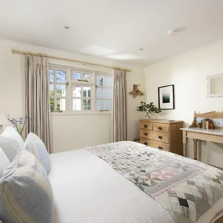 Sparnal Stitch And The Hideaway Holiday home *